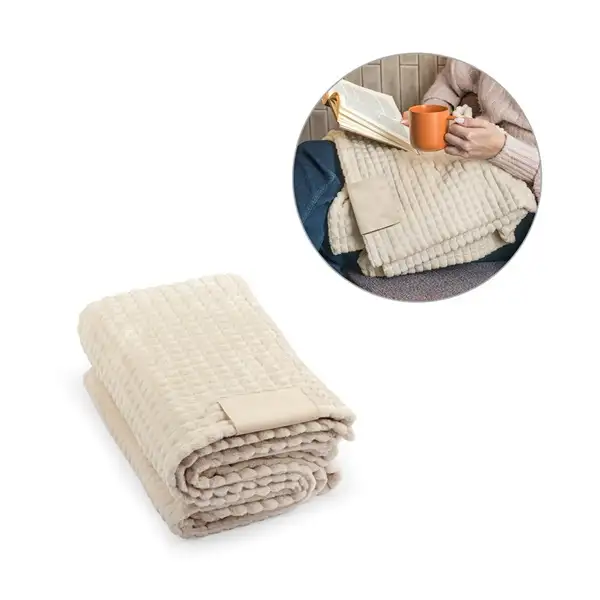 Decke aus recyceltem Polyester (100 % rPET) mit einem Aufnäher zur individuellen Veredelung – Ansicht 4