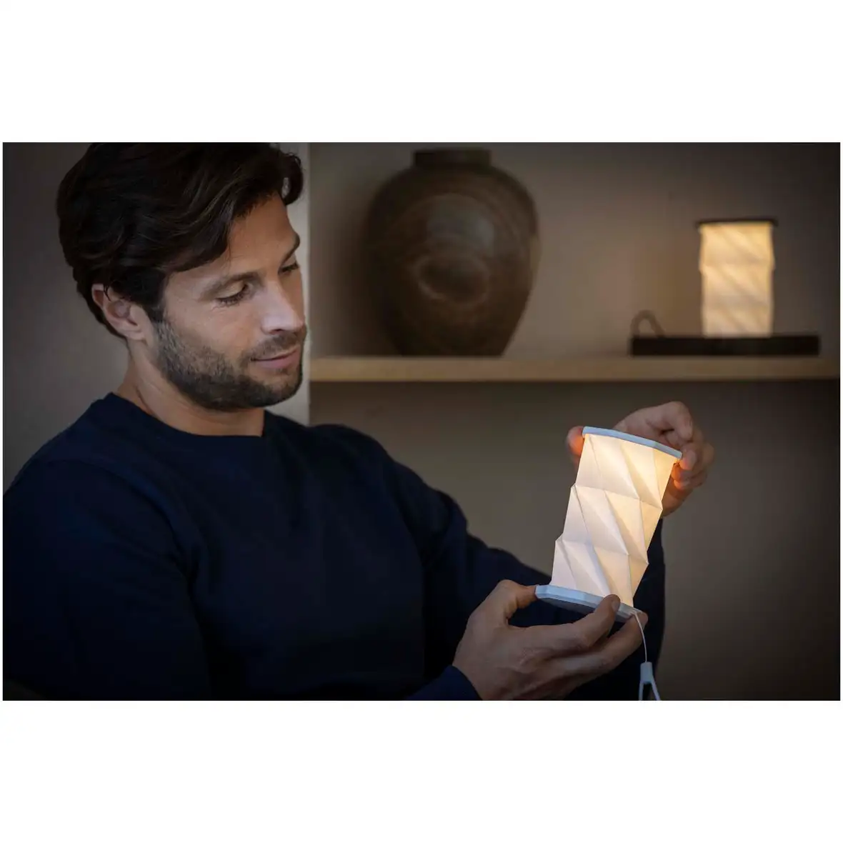 Klappbare & dimmbare Tischlampe aus recyceltem Kunststoff – Ansicht 5