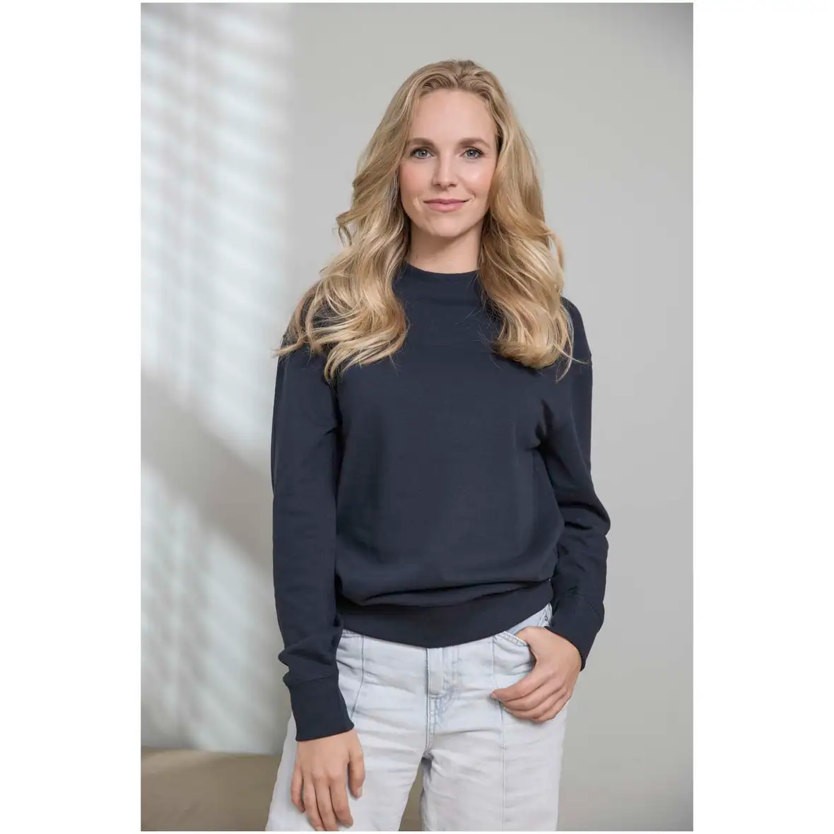 280 g/m² Unisex Aware™ Pullover mit Rundhalsausschnitt aus recyceltem Material – Ansicht 5